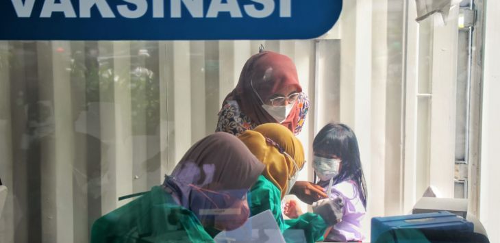 Tenaga kesehatan memberikan suntikan vaksin Covid-19 kepada anak usia 6-11 tahun. (FOTO: TAOFIK ACHMAD HIDAYAT/RADAR BANDUNG)