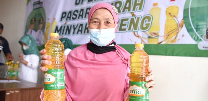 Seorang warga membeli minyak goreng di Operasi Pasar Murah (OPM). (Foto: Ilsutrasi)