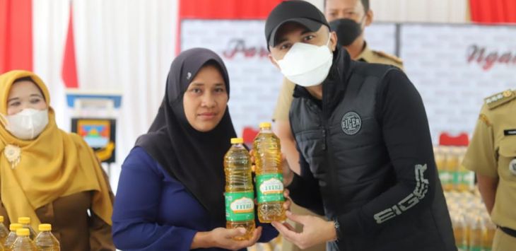 Pelaksana Tugas (Plt) Bupati Bandung Barat, Hengky Kurniawan foto bersama dengan warga saat gelaran pasar murah. (Foto: Hendra Hidayat/ Pojok Bandung).