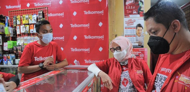  Vice President Consumer Sales Area Jabotabek Jabar Filin Yulia (tengah), mendampingi Direktur Sales Telkomsel Adiwinahyu B. Sigit mengunjungi salah satu outlet untuk memastikan ketersediaan produk Telkomsel di masyarakat.