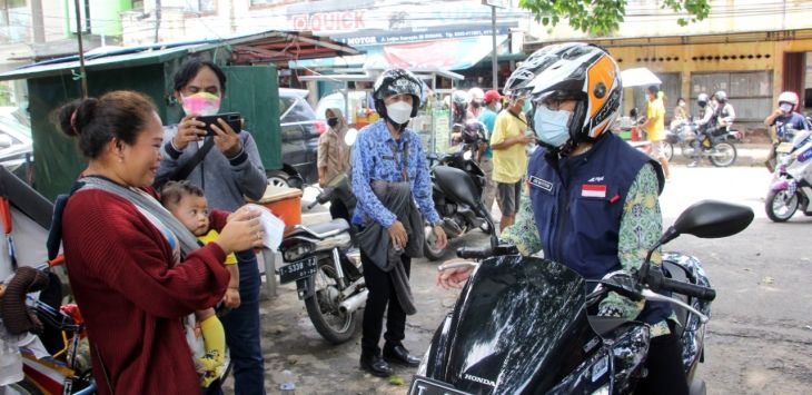 SIDAK : Wabup Subang, Agus Masykur memberikan masker kepada warga saat melakukan sidak dan monitoring PPKM di wilayah Kota Subang, Kamis (17/2). (FOTO: M.ANWAR/RADAR BANDUNG)