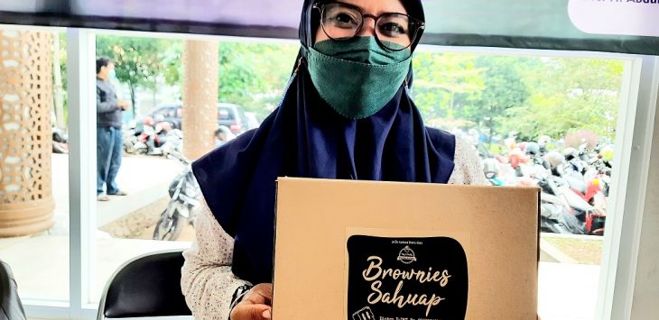 Owner Brownies Sahuap, Upi Nur Latifah saat menunjukkan produk buatannya. (FOTO: FIKRIYA ZULFAH/RADAR BANDUNG)