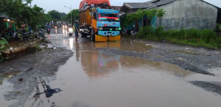 ILUSTRASI: Truk saat melintasi jalan rusak. (Foto: Hendra Hidayat/ Pojok Bandung)