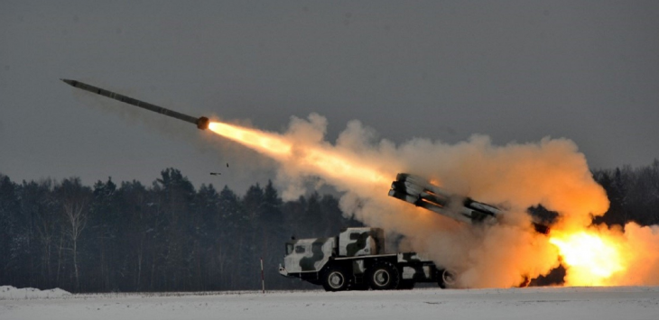 Sistem rudal Smerch milik angkatan bersenjata Belarus, kini senjata canggih itu juga digunakan Rusia untuk menggempur Ukraina. Foto: VIKTOR DRACHEV / AFP.