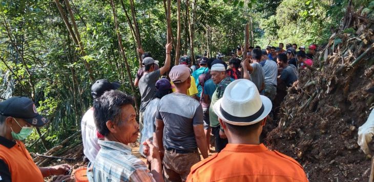 MEMBERSIHKAN : Petugas BPBD Subang bersama warga saat bersihkan metarial longsor di Desa Sukakerti, Kabupaten Subang. (FOTO: M.ANWAR/RADAR BANDUNG)