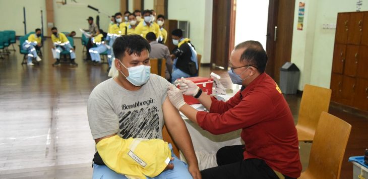 VAKSINASI : PT DAHANA bekerja sama dengan Polres Subang, menggelar vaksinasi gratis untuk seluruh karyawan, Selasa, (15/3). 
(FOTO: M.ANWAR/RADAR BANDUNG)