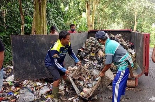 ILUSTRASI: Petugas tengah membersihkan tumpukan sampah. (FOTO: M.ANWAR/RADAR BANDUNG)