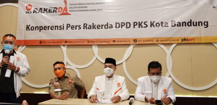 Konperensi Pers Rakerda DPD PKS Kota Bandung. (Foto: Murwani/ Pojok Bandung)