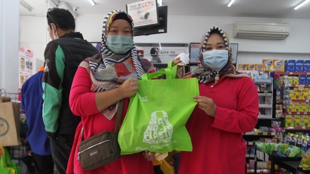 SOSIALISASI: PT. Sumber Alfaria Trijaya. Tbk atau Alfamart menggelar sosialisasi diet kantong plastik kepada warga. (Foto: Murwani Rokhayati/ Radar Bandung).
