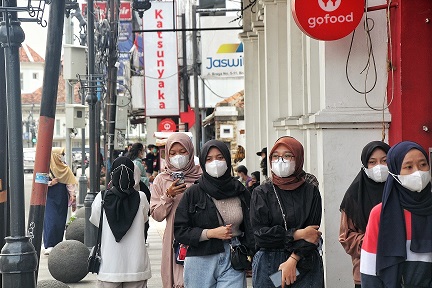 AKTIVITAS: Warga beraktivitas pada masa pandemi Covid-19 di Kota Bandung. (FOTO: TAOFIK ACHMAD HIDAYAT/RADAR BANDUNG)