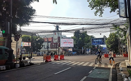 ILSUTRASI: 
Kabel menjuntai dan semeraut di Jalan Ir.H Djuanda, Kota Bandung, Minggu (19/12). (FOTO: TAOFIK ACHMAD HIDAYAT/RADAR BANDUNG)