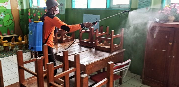 Petugas menyemprotkan disinfektan di lingkungan sekolah, Rabu (9/2). Penyemprotan disinfektan di lingkungan sekolah dilakukan sebagai upaya mencegah penyebaran COVID-19 saat pemberlakuan pembelajaran tatap muka (PTM). (FOTO: TAOFIK ACHMAD HIDAYAT/RADAR BANDUNG)
