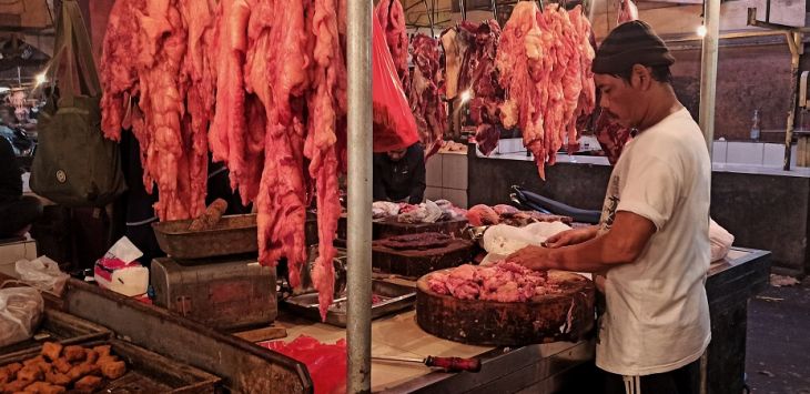 Pedagang memotong daging sapi dagangannya di Pasar Ciroyom, Kota Bandung, Jumat (25/2). (FOTO: TAOFIK ACHMAD HIDAYAT/RADAR BANDUNG)