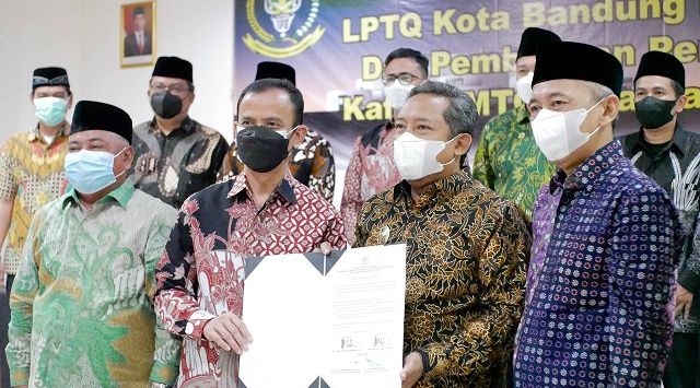 PELANTIKAN: Plt Walikota Bandung, Yana Mulyana saat acara pelantikan pengurus LPTQ peride 2022-2025 di Ahadiat Hotel Jalan Sindang Sirna, Senin 21 November 2021 malam.(Foto: Humas Pemkot Bandung)