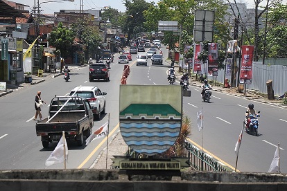 MELINTAS: Kendaraan melintasi Jalan Cibiru, Kota Bandung, Rabu (23/3). Pemerintah Kota Bandung berencana akan membangun underpas di Kawasan Cibiru guna mengurai kemacetan. (FOTO: TAOFIK ACHMAD HIDAYAT/RADAR BANDUNG)