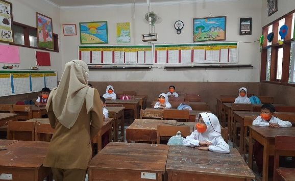 ILUSTRASI: Sejumlah siswa mengikuti kegiatan belajar mengajar di sekolah dengan menerapkan protokol kesehatan. (FOTO: FIKRIYA ZULFAH/RADAR BANDUNG)