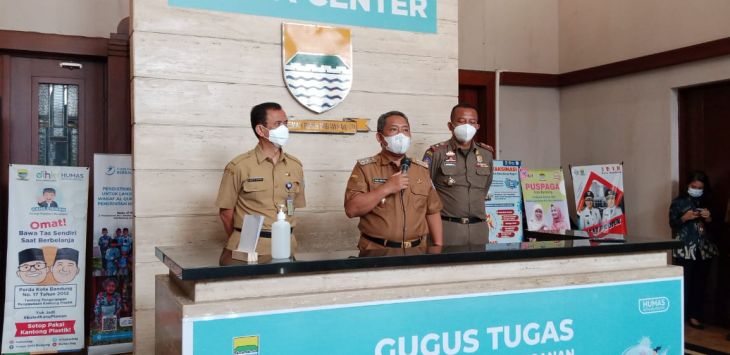 Plt Walikota Bandung, Yana Mulyana saat memberi keterangan kepad wartawan. (Foto: Murwani/ Pojok Bandung)