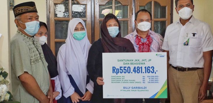 MENGUNJUNGI: Direktur Utama BPJS Ketenagakerjaan (BPJAMSOSTEK) Anggoro Eko Cahyo mengunjungi langsung rumah duka salah satu korban atas nama Billy Garibaldi di Bandung, Jumat (11/3/2022). (DOK/ BPJAMSOSTEK)