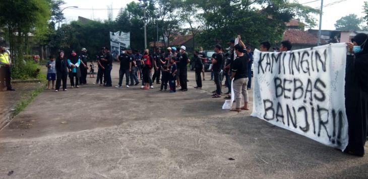 DEMO: Suasana warga GSR yang mendemo pihak developer di gerbang dengan mendapatkan pengawalan dari para petugas. Sabtu (19/3/2022). (Foto/Deden Kusdinar/Radar Bandung).