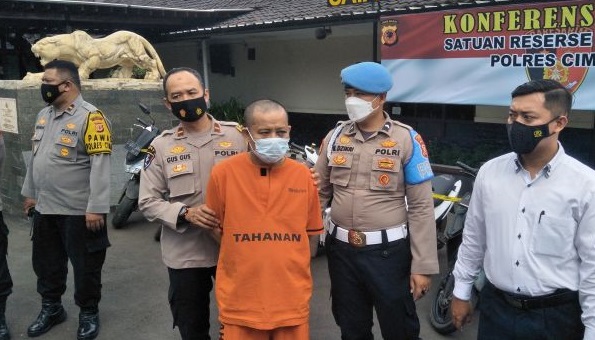 EKSPOSE: Pelaku MH (43) yang tega melakukan tindak asusila pada anak di bawah umur saat gelar perkara kasus di Mapolres Cimahi, kemari. (ist)