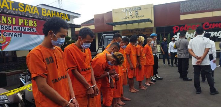 EKSPOSE : Para pelaku curanmor yang meresahkan warga dihadirkan dalam gelar perkara di Mapolres Cimahi Jalan Amir Machmud, Kota Cimahi, belum lama ini. (ist)