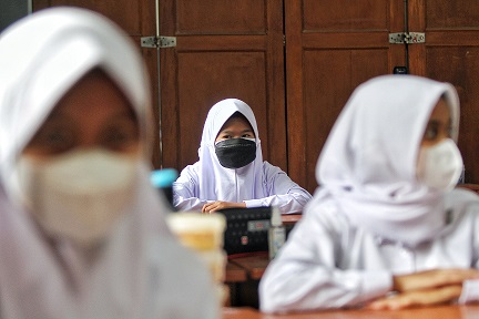 ILUSTRASI: Siswa Sekolah Menengah Pertama saat melaksanakan Pembelajaran Tatap Muka di hari pertama di SMPN 1 Kota Cimahi. (FOTO: TAOFIK ACHMAD HIDAYAT/RADAR BANDUNG)