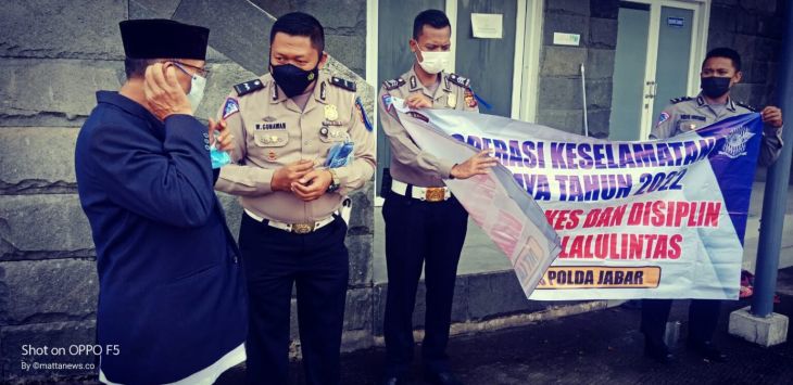 Aipda W. Gunawan saat memberikan masker di depan Masjid Al-Akhyar Bapenda Jabar. (ist)