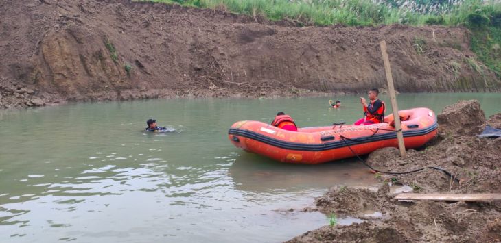 PENCARIAN: Petugas gabungan dan masyarakat terus melakukan pencarian terhadap bocah yang tenggelam di kubangan air bekas galian C, di Desa Jayamekar, Kecamatan Padalarang, Kabupaten Bandung Barat. (Foto: Hendra Hidayat/ Radar Bandung)