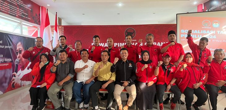 FOTO BERSAMA: Ketua KPU KBB, Adie Saputro melakukan sesi foto bersama dengan Ketua DPC PDIP KBB beserta jajaran pengurus usai kegiatan sosialisasi tahapan pemilu serentak 2024. (Foto: Hendra Hidayat/ Radar Bandung)