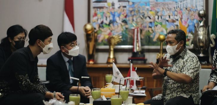 DIALOG: Plt. Wali Kota Bandung Yana Mulyana saat berdialog dengan perwakilan Kota Daegu Korea Selatan di Balai Kota, Jumat (18/3/2022). (ist).