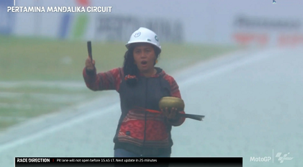 Aksi pawang hujan bernama Rara Isti Wulandari mendadak viral. Foto: Tangkapan layar/ Youtube MotoGP.