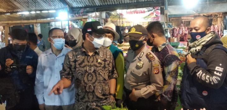 TINJAU: Ketua DPRD Kota Bandung Tedy Rusmawan tinjau Pasar Sederhana, Rabu (30/3/2022).  (ist)