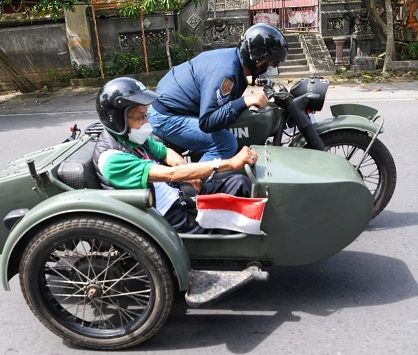 Gubernur Jawa Barat Ridwan Kamil bonceng Legenda Balap Tjetjep Keliling Kota Mataram. (ist)