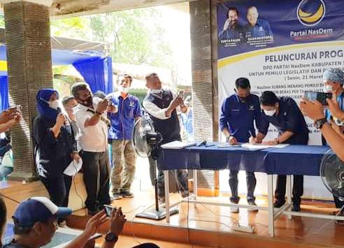 DEKLARASI : ARD resmi mendaftarkan diri sebagai Bakal Calon Bupati Subang di Pilkada 2024 dari Partai NasDem, Senin (21/3). (FOTO: M.ANWAR/RADAR BANDUNG)