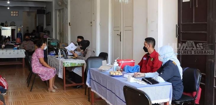 VAKSIN : Polres Subang secara mobile membuka gerai vaksin dibeberapa Gereja untuk menjaring masyarakat yang belum  melakukan vaksinasi Covid-19 lengkap, Minggu (19/3). (FOTO: M.ANWAR/RADAR BANDUNG)