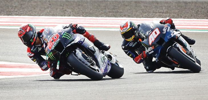 Pembalap Monster Energy Yamaha Fabio Quartararo (kiri) dan pembalap RNF Darryn Binder saat sesi free pratice 2 di Sirkuit Mandalika, Lombok Tengah, kemarin (18/3). Quartararo mencatat waktu tercepat di sesi ini, disusul rekan setimnya, Franco Morbidelli. (ANGGER BONDAN/JAWA POS)