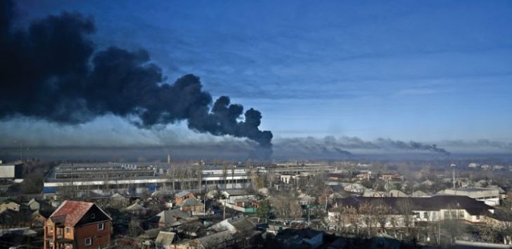 Asap hitam membubung dari bandara di Chuhuiv, Ukraina (AFP)