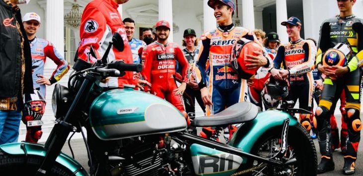 Presiden Jokowi menerima kunjungan sejumlah pembalap MotoGP di Istana Merdeka, Jakarta Pusat, Rabu (16/3). Biro Pers Sekretariat Presiden.