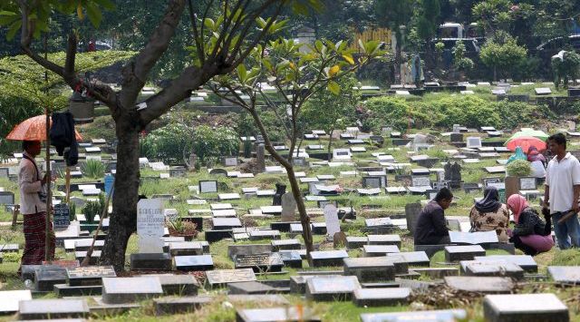 Warga saat melakukan ziarah kubur. (ist)