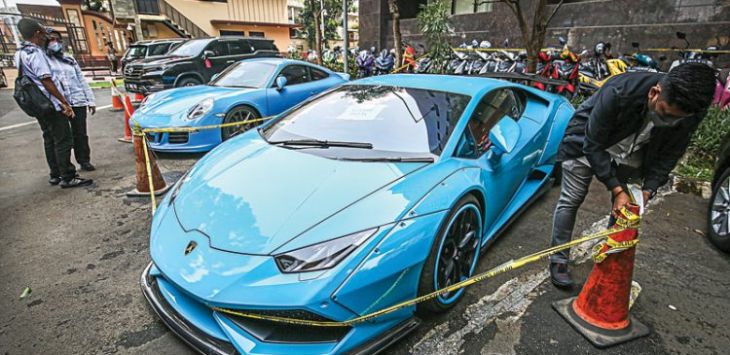 DISITA: Deretan kendaraan milik tersangka Qoutex Doni Salmanan terparkir di halaman Bareskrim Polri, Jakarta, kemarin (14/3). (MIFTAHULHAYAT/JAWA POS)