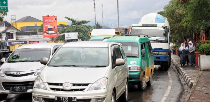 MACET: Antrean kendaraan di Jalan Bunderan Leuwigajah, Kota Cimahi.

TAOFIK ACHMAD HIDAYAT/RADAR BANDUNG