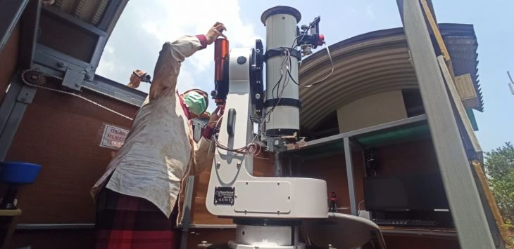 Pemilik Observatorium dan Musholatorium Imah Noong, Hendro Setyanto melakukan pengecekan peralatan teropong  di Imah Noong. (Taofik Achmad Hidayat/Radar Bandung) 