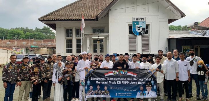 SOSIAL: Generasi Muda FKPPI Jabar usai membagikan ratusan paket sembako beras dan ratusan tajil untuk warga Kota Bandung di Sekretariat Organisasi Kepemudaan, Jalan Banda 5, Kota Bandung, Sabtu (30/4/2022). (ist)