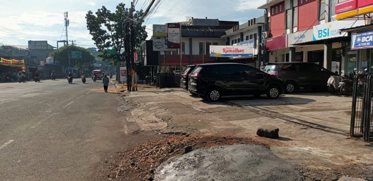 SUASANA: Suasana lokasi penebangan pohon mahoni tanpa izin di Jalan AH Nasution, Kota Bandung, Jumat (8/4/2022). (ist)