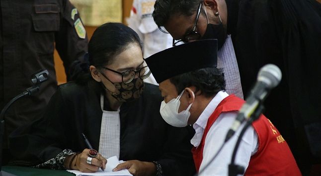 SIDANG: Terdakwa Herry Wirawan mengikuti sidang pembacaan vonis di Pengadilan Negeri Kelas I-A Bandung, Kota Bandung, kemarin (15/2). (TAOFIK ACHMAD HIDAYAT/RADAR BANDUNG)