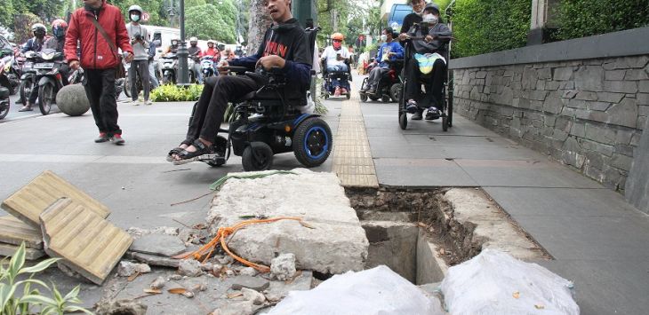 Penyandang disabilitas berjalan di trotoar dengan kursi roda di kawasan Dago, Bandung, Selasa (1/3). Kegiatan tersebut sebagai bentuk aksi kesadaran kepada pemerintah dan masyarakat tentang kondisi fasilitas publik yang belum cukup ramah dan laik akses untuk penyandang disabilitas dan pengguna kursi roda sekaligus peringatan International Wheelchair Day tiap 1 maret. (FOTO: TAOFIK ACHMAD HIDAYAT/RADAR BANDUNG)