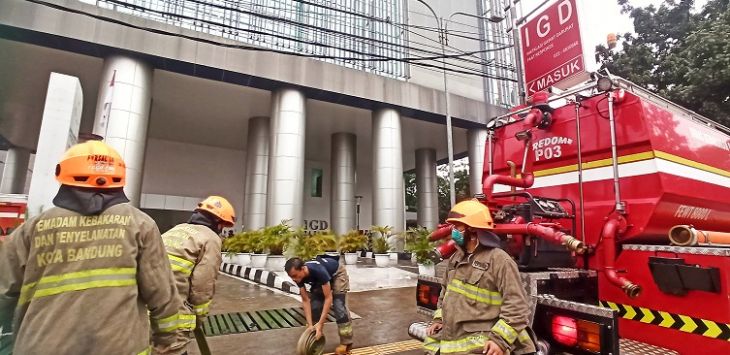 EVAKUASI: Petugas Pemadam Kebakaran mengevakuasi saat terjadi kebakaran di RSUD Bandung Kiawari, Kota Bandung, Selasa (5/4). (FOTO: TAOFIK ACHMAD HIDAYAT/RADAR BANDUNG)