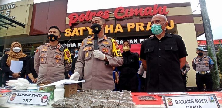 GELAR PERKARA: Satres Narkoba Polres Cimahi saat menggelar Konferensi Pers ungkap kasus Narkotika di Mapolres Cimahi, Jumat (8/4). (FOTO: TAOFIK ACHMAD HIDAYAT/RADAR BANDUNG)