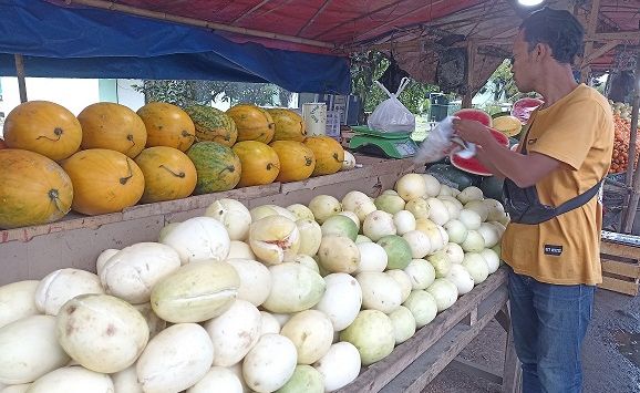 
MENJAJAKAN: Pedagang buah menjajakan buah timun suri, salah satu buah primadona di bulan Ramadan, Jumat (8/4). (FOTO: NUR ILHAM NATSIR/RADAR BANDUNG)