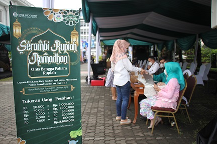 Warga melakukan penukaran uang baru pecahan kecil di mobil layanan penukaran uang milik salah satu bank di halaman Kantor Bank Indonesia Provinsi Jawa Barat, Jalan Braga, Kota Bandung, Senin (11/4) Penukaran uang baru tersebut bisa dilakukan di Kantor Bank Indonesia Jawa Barat, dan juga di 14 Bank yang tersebar di Jawa Barat. (FOTO: TAOFIK ACHMAD HIDAYAT/RADAR BANDUNG)